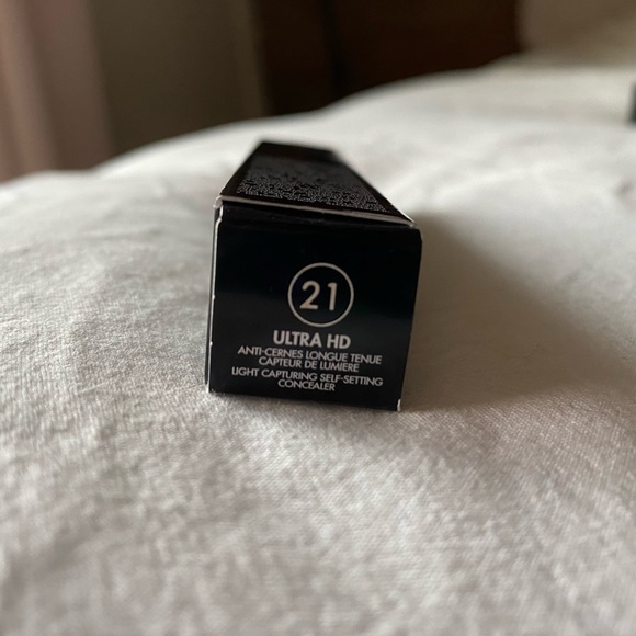 Ultra HD Self-Setting Medium Coverage Concealer - Picture 3 of 3